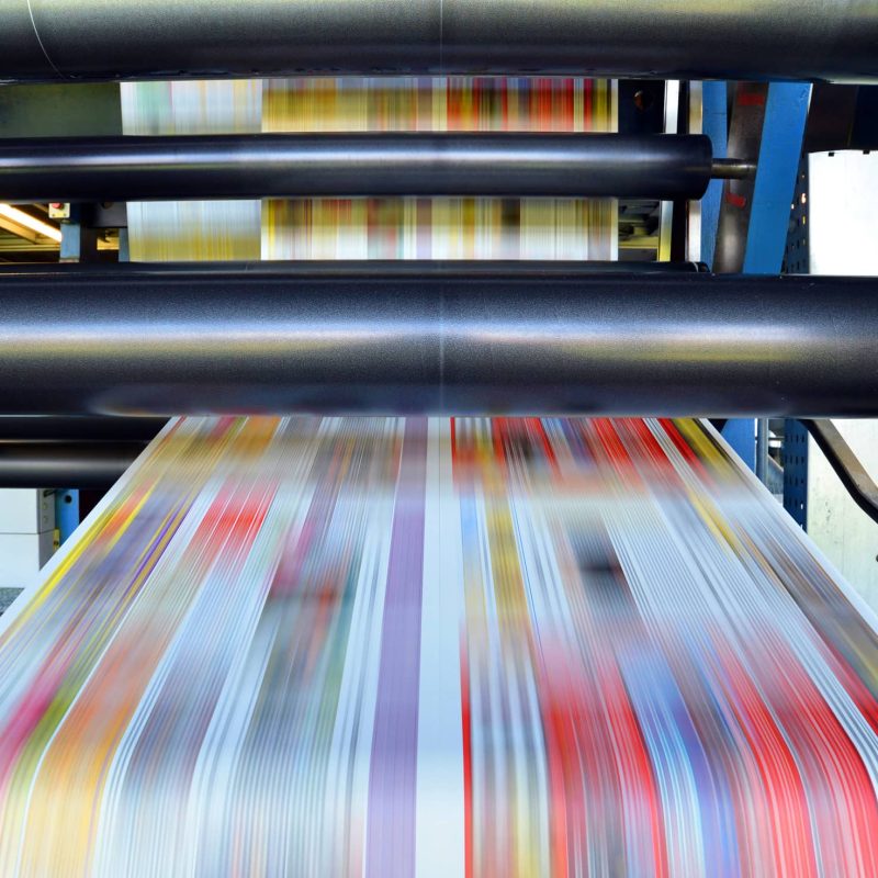 kolorowe pasy na papierze w maszynie drukującej